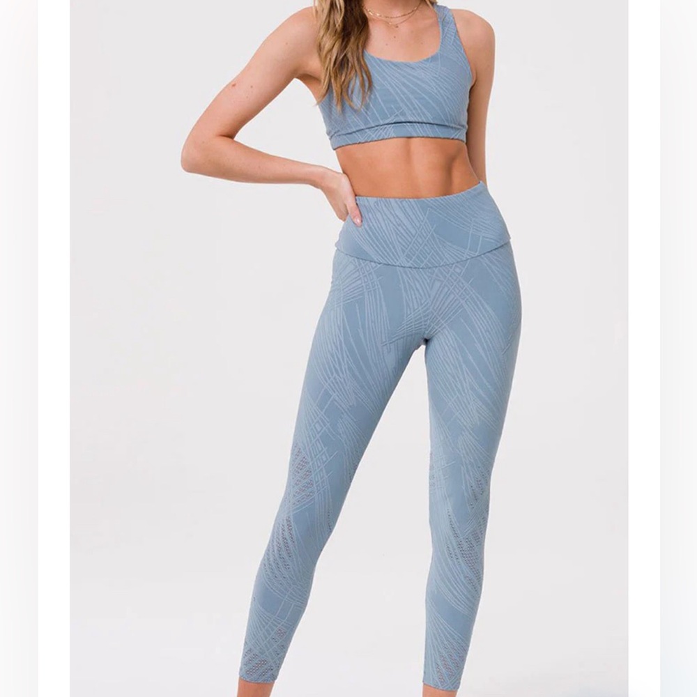 Onzie Set: light blue leggings and sports bra